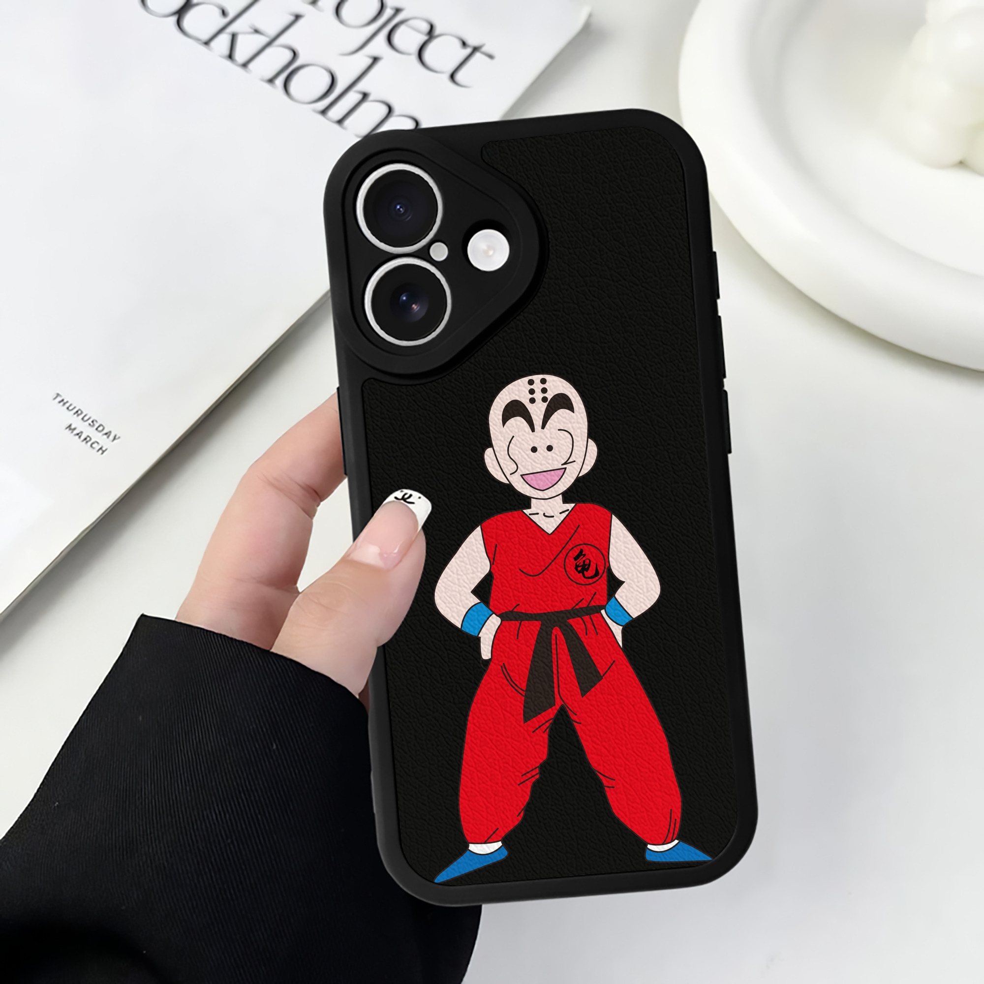 （画像用） ドラゴンボール クリリン DRAGON BALL krillin 【iPhone 16シリーズ対応】シリコンスマホケース（レザー調） 材質：シリコン